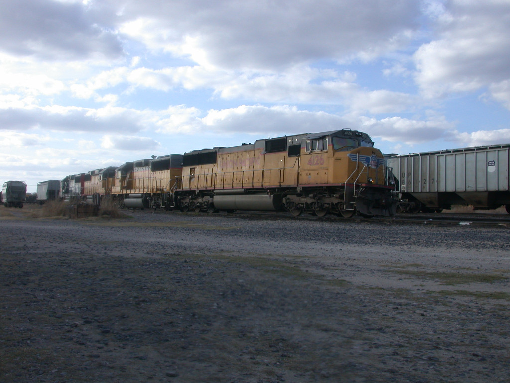 UP 4126  9Oct2008  Tied down with four-unit power 